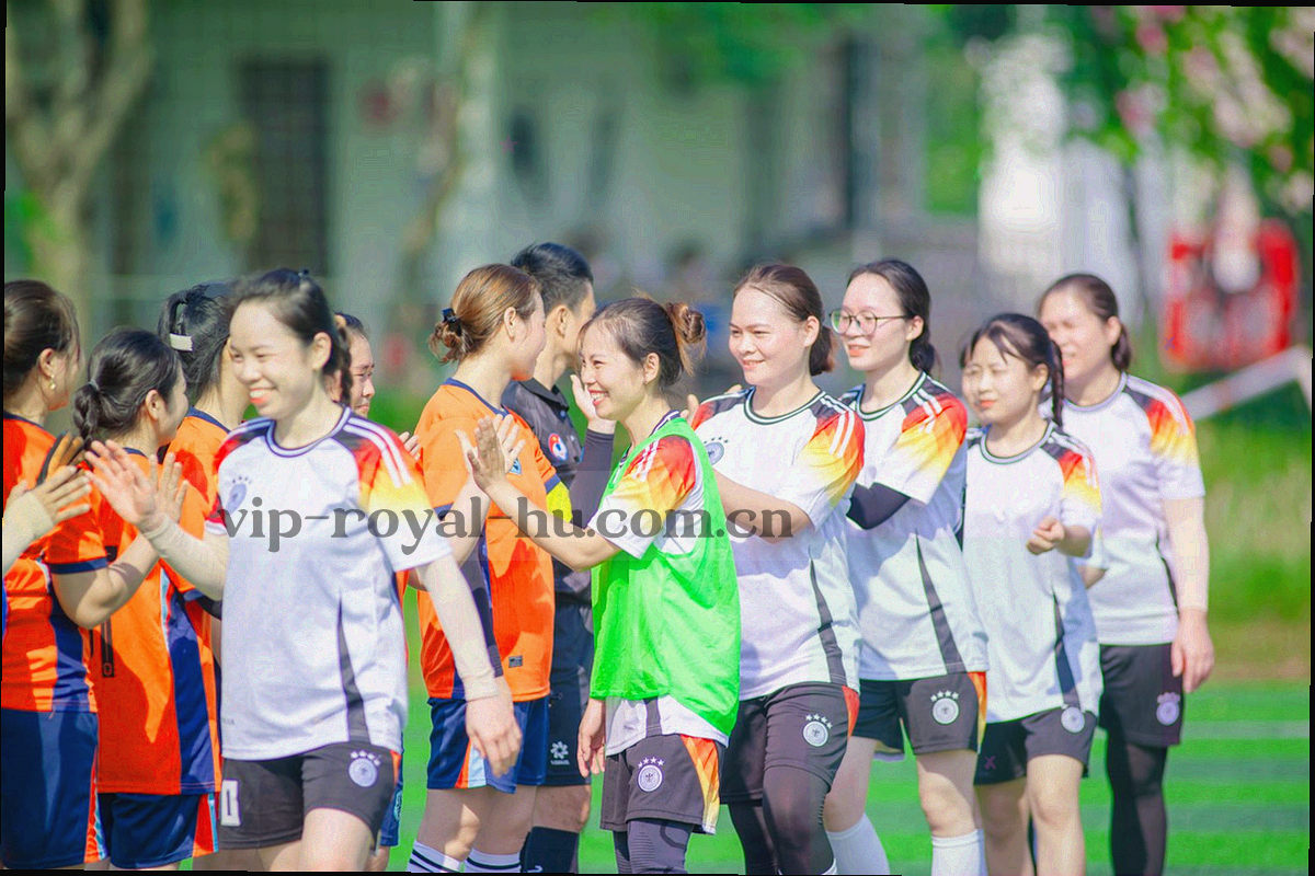 抽象节点与连线示意图，代表邮箱、电话、通信地址与备案四类联系入口，不含真实人物